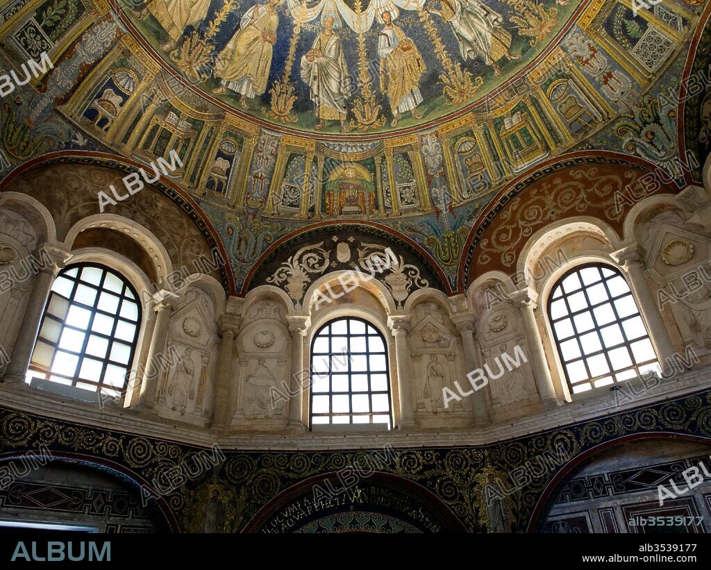 Detalle interior del baptisterio neoniano, Siglo V, Rávena, Italia.