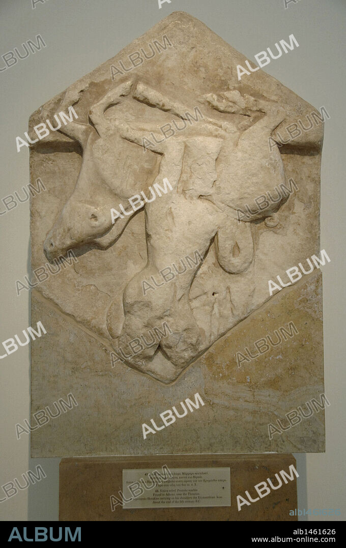 ARTE GRIEGO. GRECIA. LOS DOCE TRABAJOS DE HERACLES (HERCULES). CUARTO TRABAJO: CAPTURAR AL JABALI DE ERIMANTO. Relieve votivo representando a HERACLES CON EL JABALI SOBRE SUS HOMBROS. Fechado a finales del siglo VI a. C. Localizado en Atenas, cerca de Teseión. Museo Arqueológico Nacional. ATENAS.