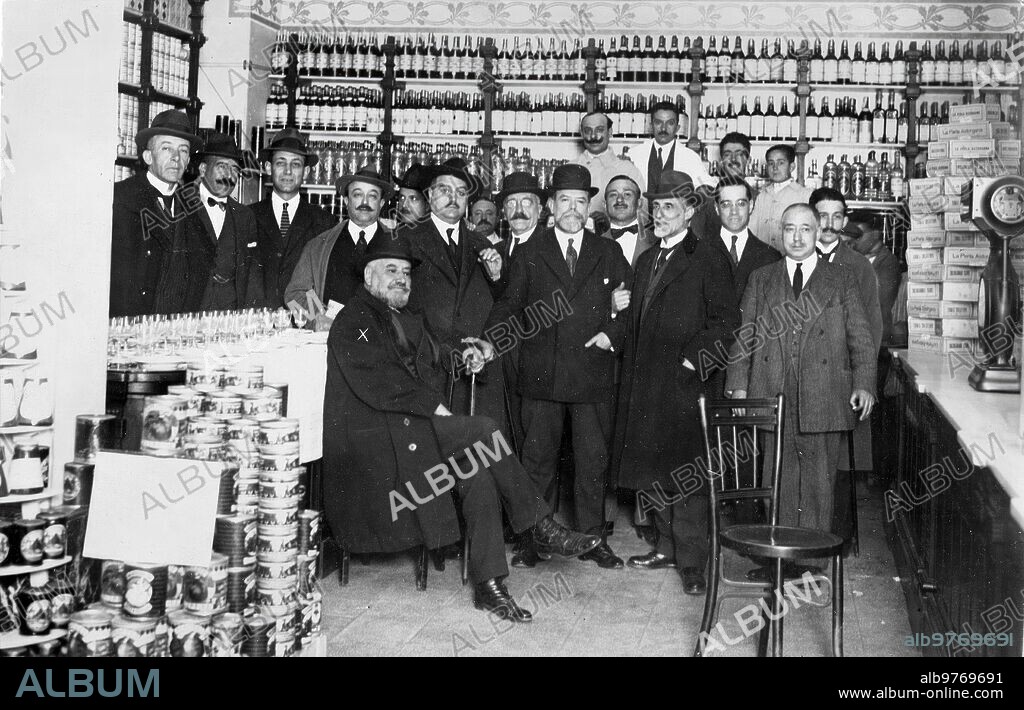 Abril 1922. Madrid. La cooperativa de la asociación de la Prensa. El presidente de la Asociación, Sr. Francos Rodríguez (X), con la junta Directiva, en la inauguración de la sucursal Instalada en la calle de Serrano.