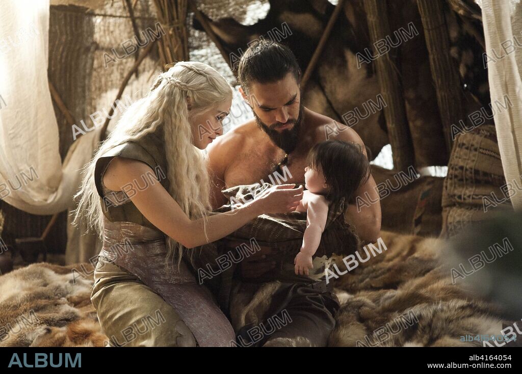 EMILIA CLARKE et JASON MOMOA dans LE TRÔNE DE FER: GAME OF THRONES, 2011 (GAME OF THRONES), réalisé par DANIEL MINAHAN. Copyright HBO. Temporada 2 capítulo 10.