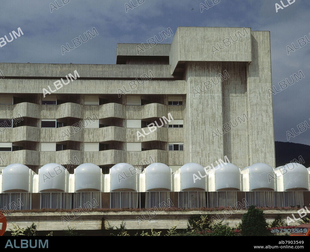 FERNANDO REDON HUICI (1929-2016). CLINICA UBARMIN (1968)- DETALLE DEL EXTERIOR.