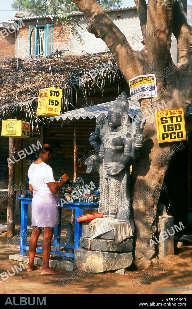 Dakshinchitra is an extended village between Chennai and Mahabalipuram devoted to the preservation of traditional South Indian ways of life and arts and crafts. The village also highlights a variety of traditional homes found throughout South India.