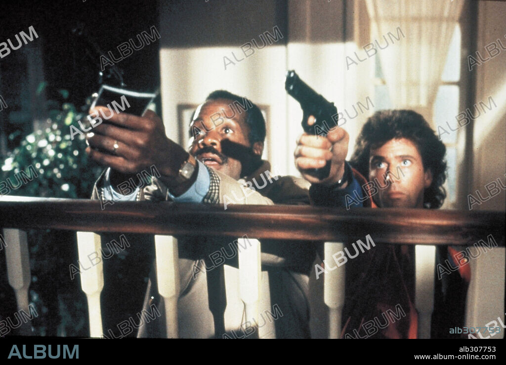DANNY GLOVER and MEL GIBSON in LETHAL WEAPON, 1987, directed by RICHARD DONNER. Copyright WARNER BROTHERS.
