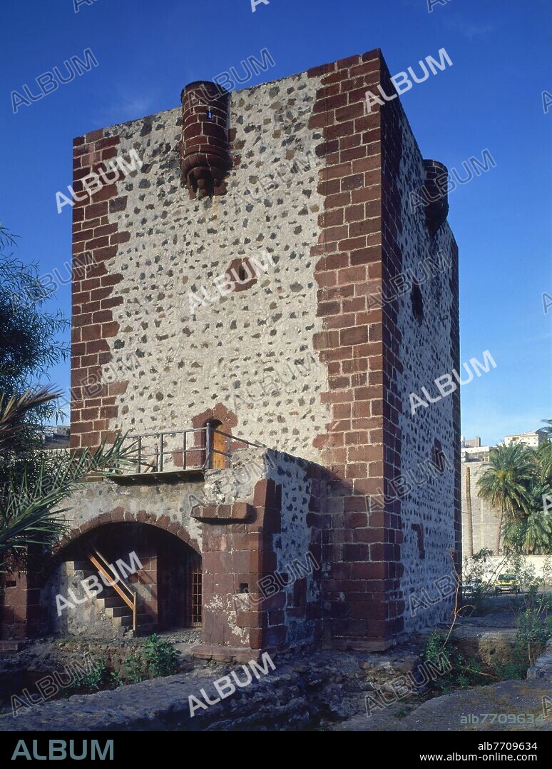 TORRE DEFENSIVA - ESTILO GOTICO - S XV - CONSTRUCCION DE PIEDRA Y CAL.
