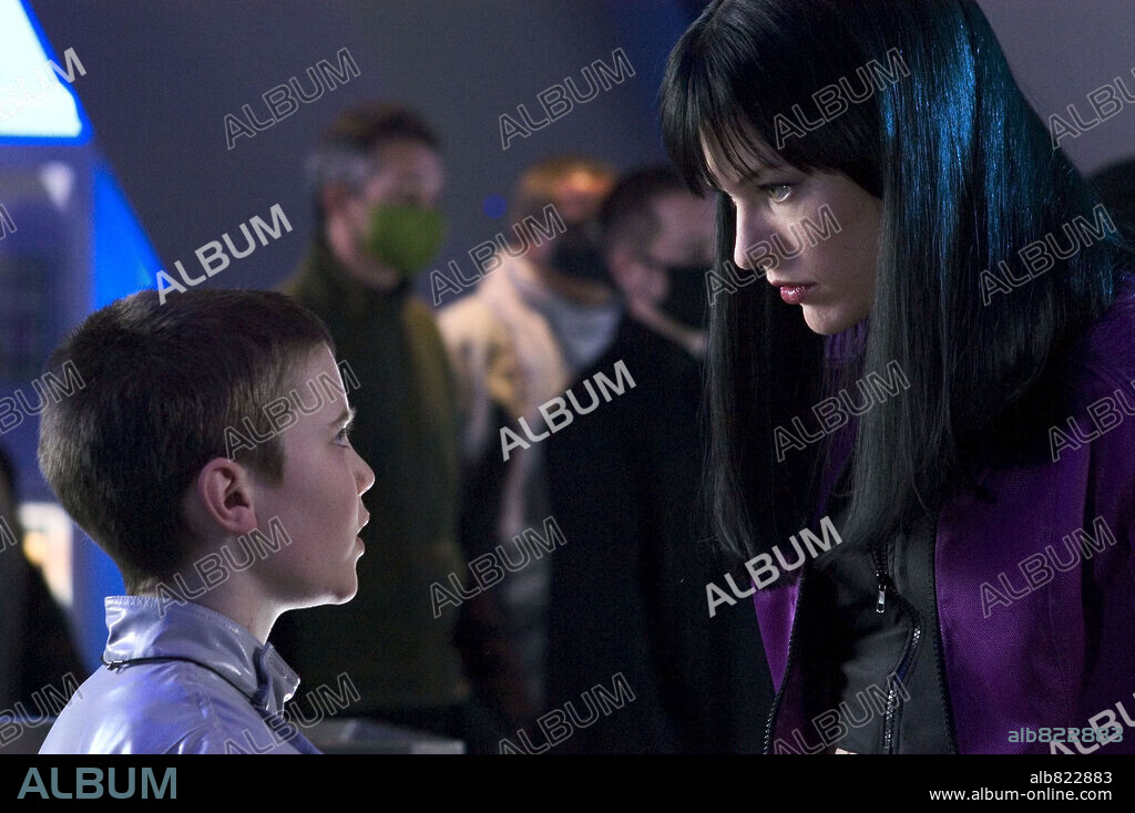 CAMERON BRIGHT y MILLA JOVOVICH en ULTRAVIOLETA, 2006 (ULTRAVIOLET), dirigida por KURT WIMMER. Copyright Ultravi Productions Inc./Screen Gems Inc. / MAIDMENT, JAY.