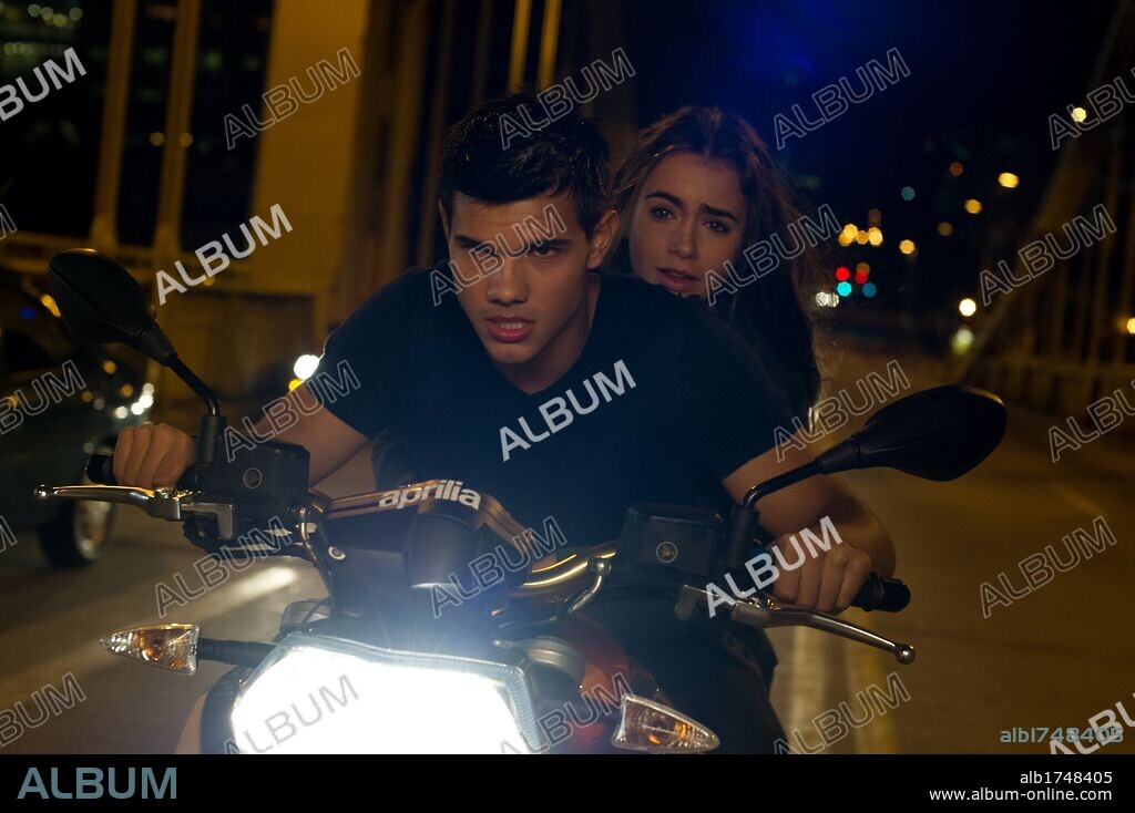 LILY COLLINS y TAYLOR LAUTNER en SIN SALIDA, 2011 (ABDUCTION), dirigida por JOHN SINGLETON. Copyright VERTIGO ENTERTAINMENT.
