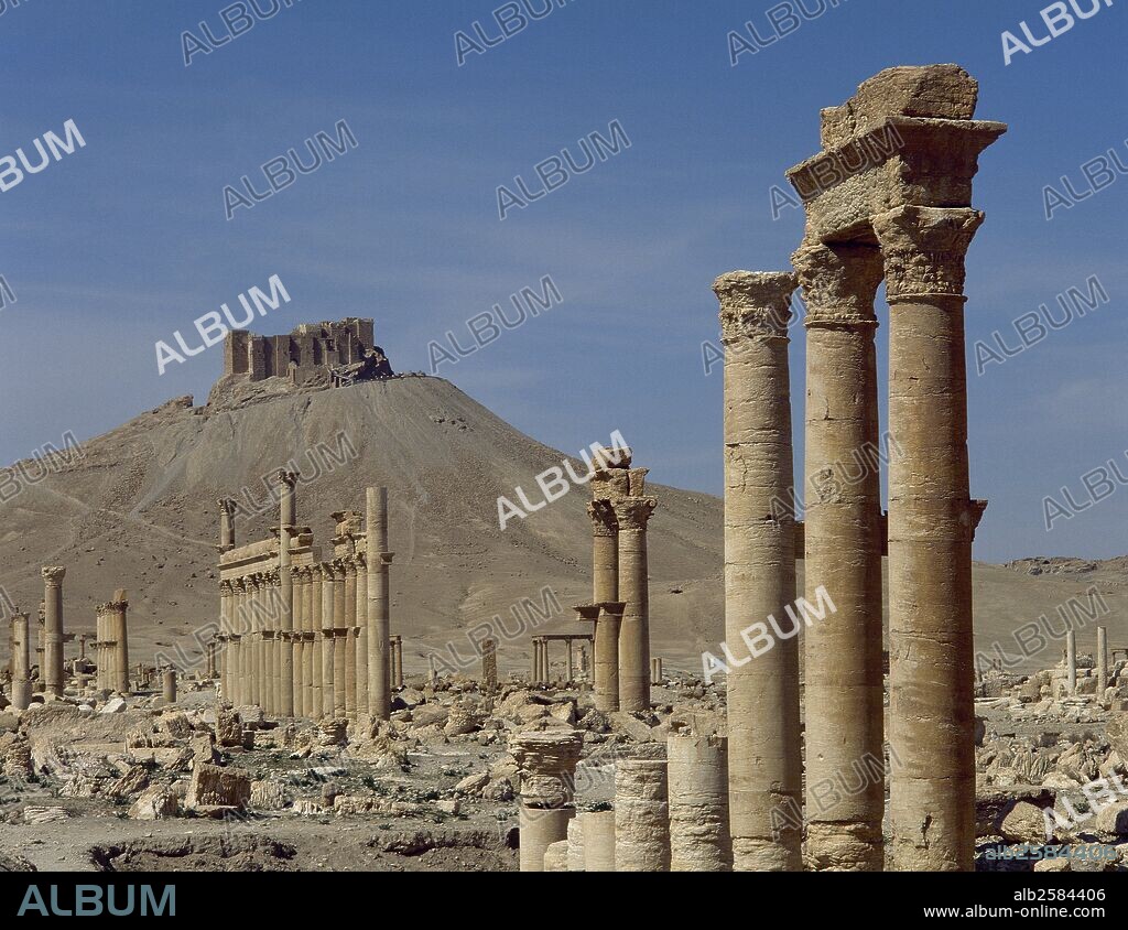 IMPERIO ROMANO. SIRIA. PALMIRA. Antigua ciudad, documentada ya en el II milenio. Vivió su periodo de máximo esplendor comercial bajo dominación romana (siglos I-III d. C.). Vista de la gran avenida porticada, llamada la GRAN COLUMNATA. Se construyó a principios del siglo III d. C. Al fondo la fortaleza árabe QALAAT IBN MAAN. (Oasis de Tadmor) .
