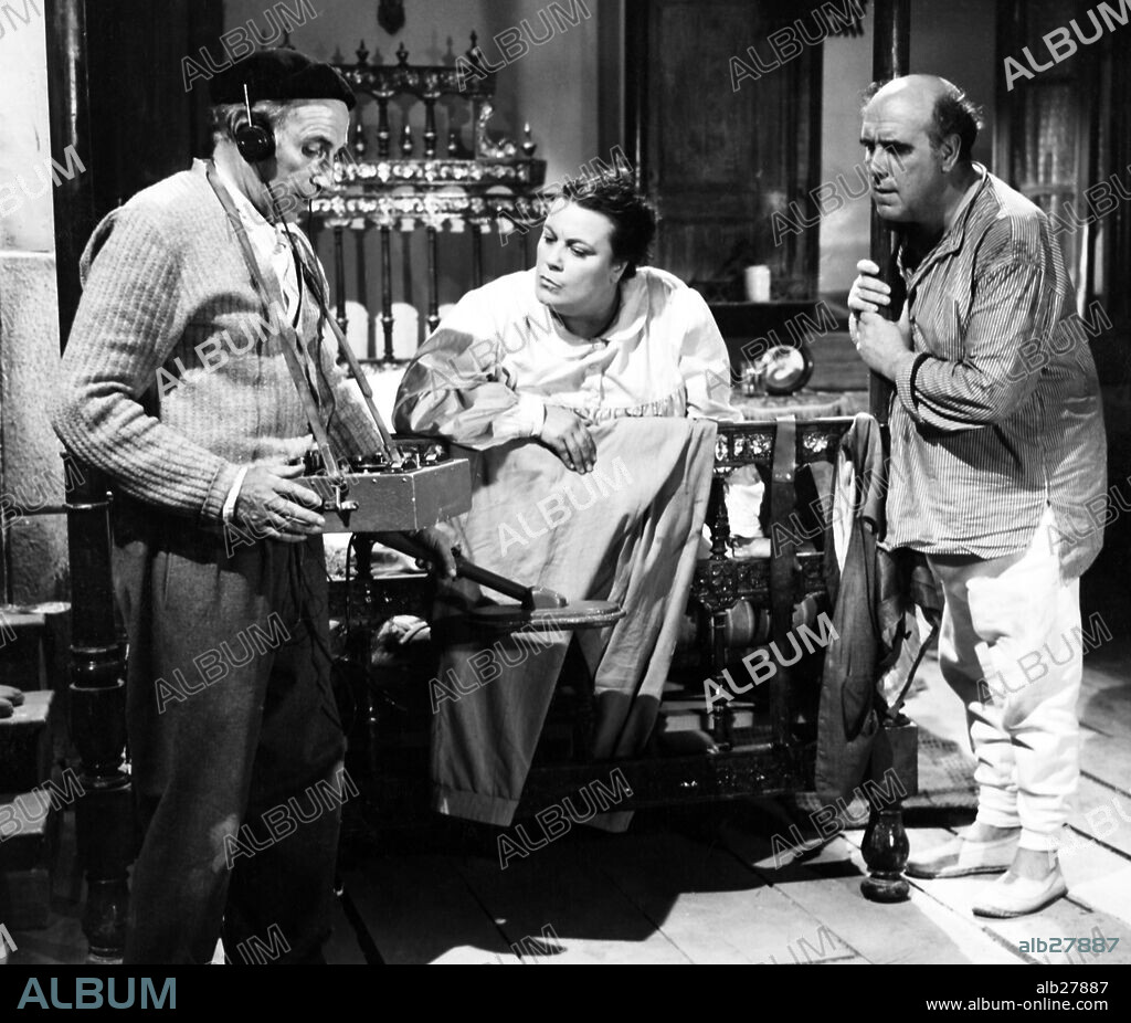FELIX FERNANDEZ, JOSEFINA SERRATOSA y MANOLO MORAN en AQUI HAY PETROLEO!, 1956. Copyright ASTURIAS FILMS.