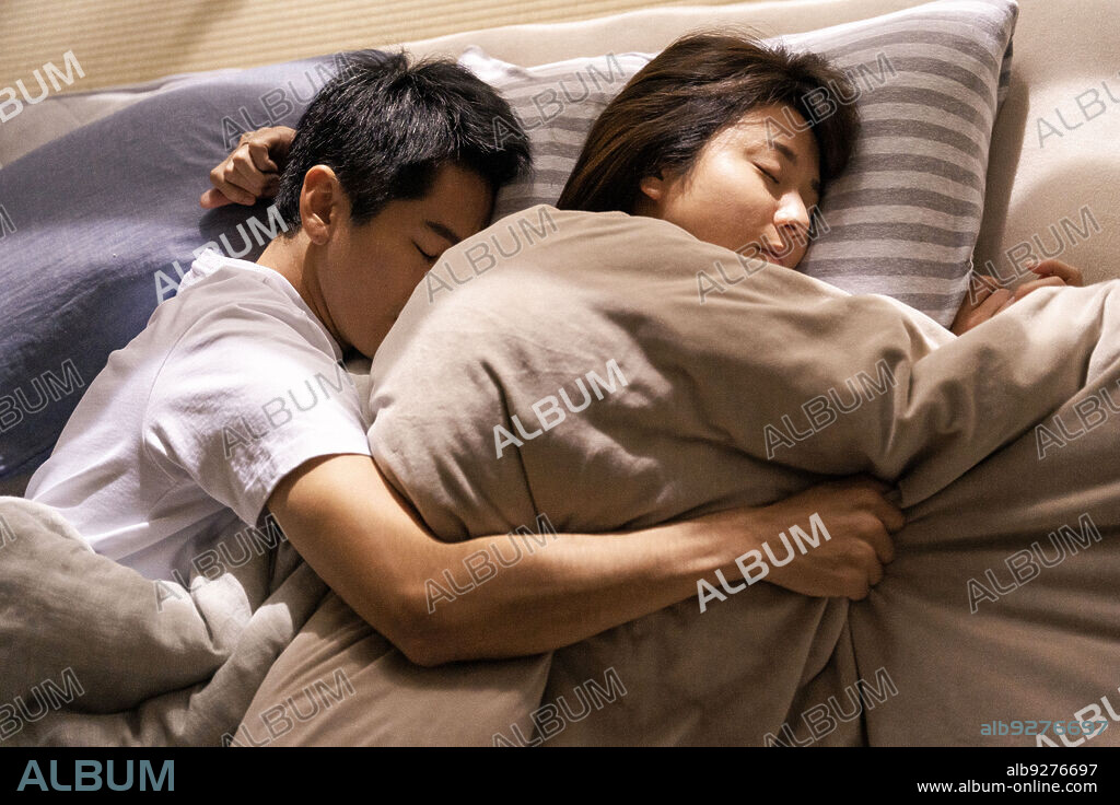 KENTO NAGAYAMA and KIMURA FUMINO in LOVE LIFE, 2022, directed by KOJI FUKADA. Copyright Nagoya Broadcasting Network.