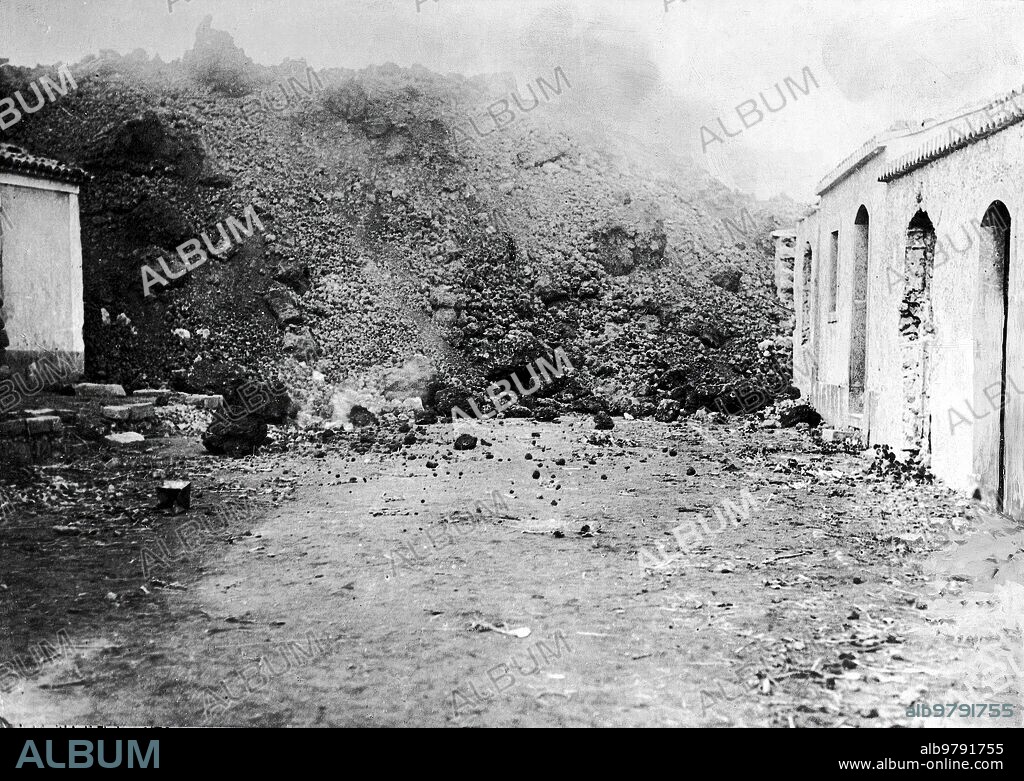 23 junio 1923. La terrible erupción del Etna.El torrente de Lava, en su destructor Avance, Sepultando Calles Enteras e Innumerables Edificios.