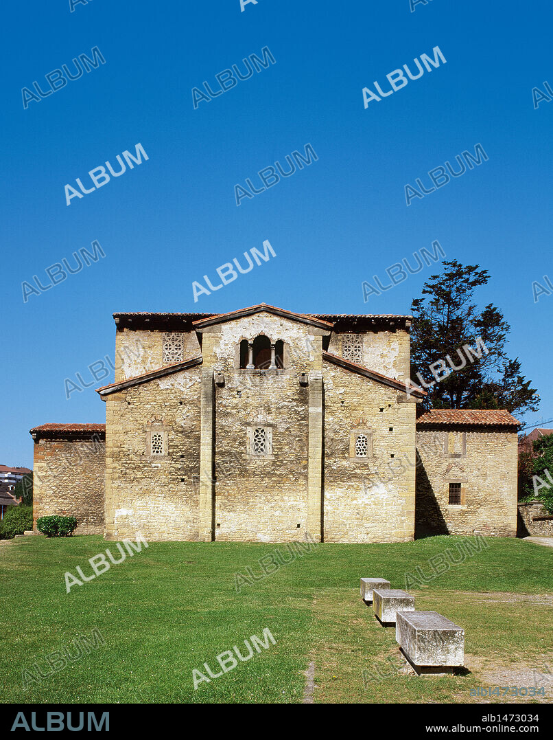 ARTE PRERROMANICO. ESPAÑA. IGLESIA DE SAN JULIAN DE LOS PRADOS O SANTULLANO. Construida por Alfonso II el Casto, rey de Asturias (791-842). Estructura de planta basilical, predominante en las iglesias del prerrománico asturiano. Vista de la CABECERA de triple ábside. OVIEDO. Asturias.