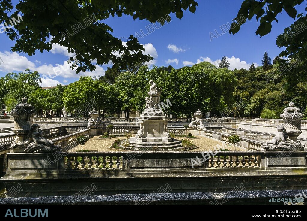 Los Jardines de la Fontaine,los jardines públicos más antiguos de Europa, construidos en 1745, Nimes, capital del departamento de Gard,Francia, Europa.