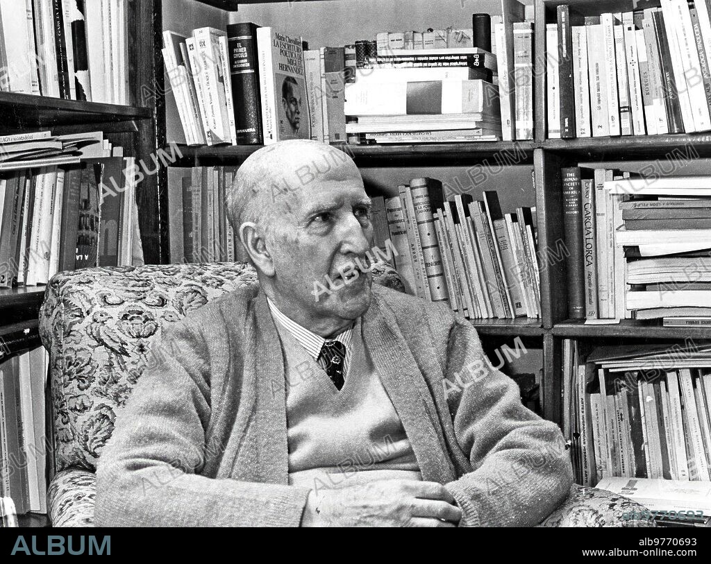 06/10/1977. Vicente Aleixandre en la biblioteca de su casa al conocer la concesión del Premio Nobel de Literatura.