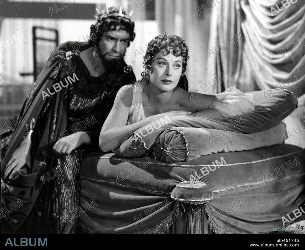 HEDY LAMARR and ROBERT BEATTY in LOVES OF THREE QUEENS, 1954 (L' AMANTE DI PARIDE), directed by EDGAR ULMER and MARC ALLEGRET. Copyright CINE DEL DUCO.
