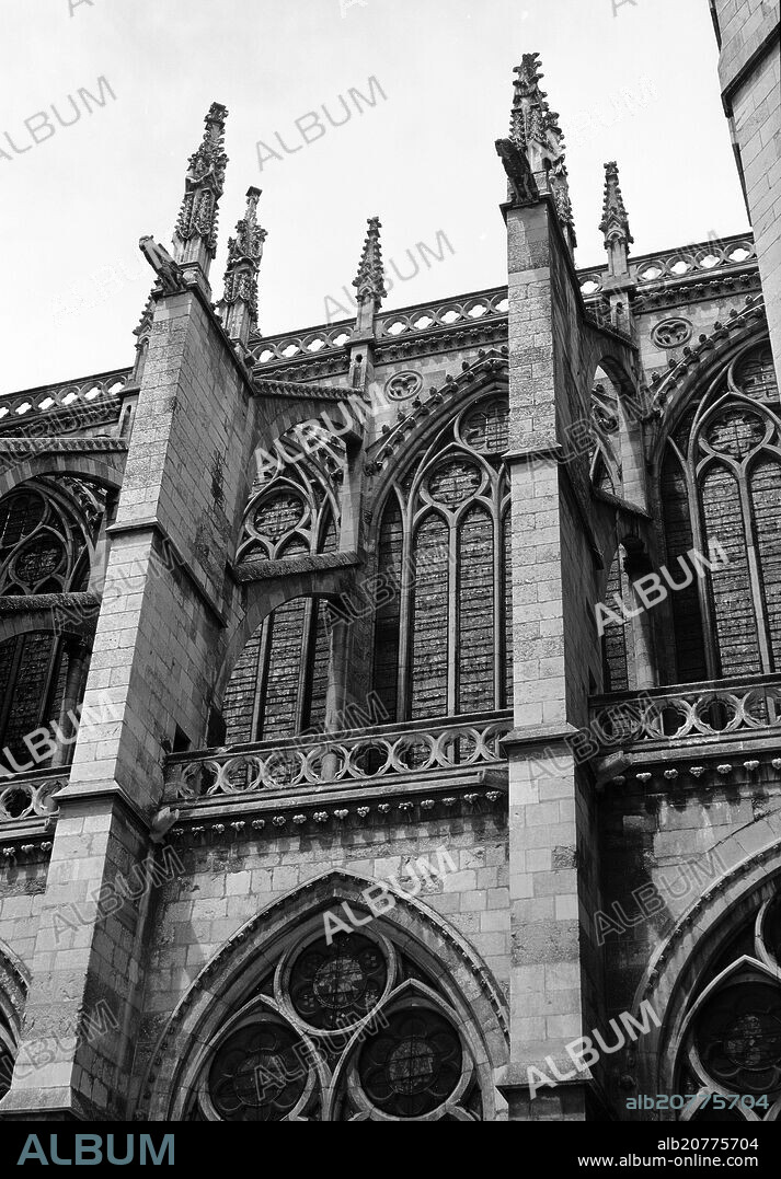 CONTRAFUERTES ARBOTANTES Y PINACULOS DE LA CATEDRAL DE LEON - SIGLO XIII - GOTICO ESPAÑOL - FOTOGRAFIA EN BLANCO Y NEGRO - AÑOS 60.
