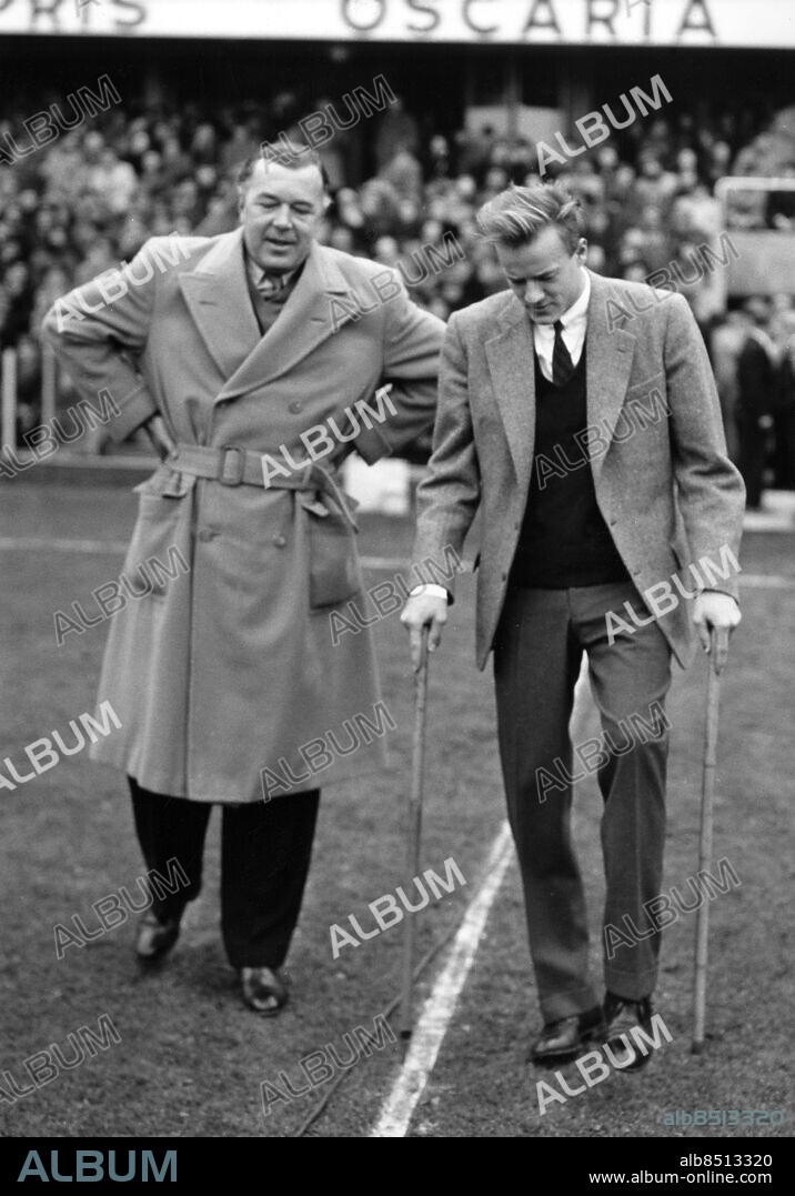 1954-10-31.. Prins Bertil (tv) och Bengt "Benke" Nilsson, svensk friidrottare (höjdhopp), i samspråk i samband med utdelandet av Dagens Nyheters stipendium till Nilsson. Stipendiet delades ut för avsparken vid en fotbollslandskamp mellan Sverige och Österrike. Nilsson dras med sviterna av en skada.. Foto: Bertil Lindskog / Text & Bilder / SVT / Kod: 5600. Mapp: Bengt Nilsson, höjdhoppare Westermalms If. I.P.