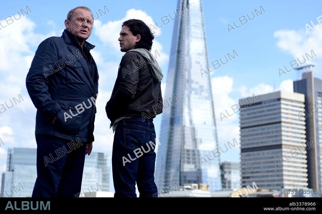KIT HARINGTON y PETER FIRTH en DOBLE IDENTIDAD: JAQUE AL MI5, 2015 (SPOOKS: THE GREATER GOOD), dirigida por BHARAT NALLURI. Copyright SHINE PICTURES/KUDOS FILM AND TELEVISION/PINEWOOD PICTURES.