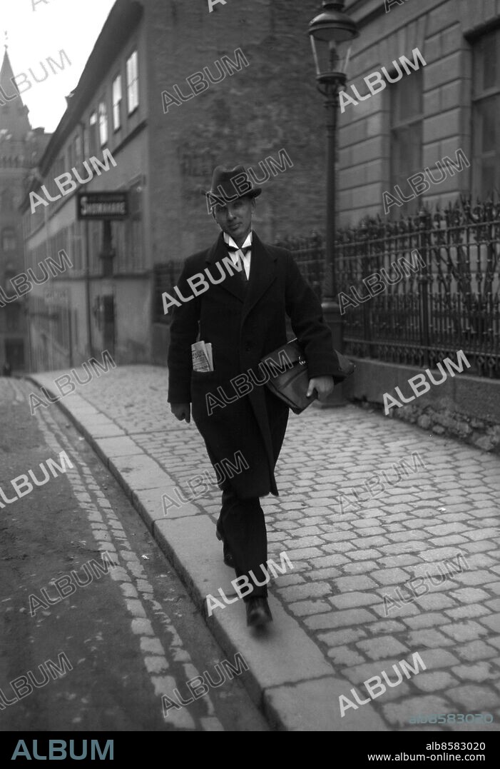 ARKIV 1916. Författaren och poltikern Ture Nerman (1886-1969). Nerman var under flera perioder riksdagsman i första kammaren. Som författare var han främst lyriker. Han skev kampdikter och kärlekspoesi. Hans mest kända och älskade dikt är "Den vackraste visan om kärleken". Under andra värdskriget gav han ut den antinzistiska tidningen "Trots allt".. Ture Nerman, swedish poet and politician. He was editor of the antinazi magazin "Trots allt" during world war II.. Foto: TT Historical. Scanpix Sweden.