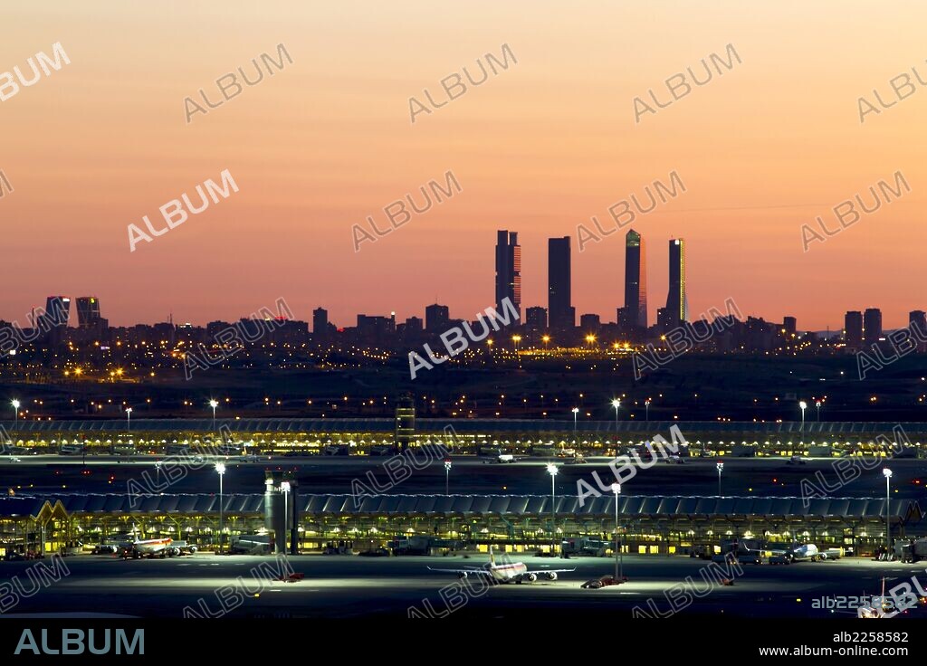 MADRID. VISTA DE MADRID. SILUETA DE MADRID DESTACANDO LAS. CUATRO TORRES , TORRE ESPACIO , LA TORRE DE CRISTAL , TORRE SACYR VALLERMOSO , LA TORRE REPSOL Y LAS TORRES KIO , CON LA TERMINAL T4 DE BARAJAS EN PRIMER TERMINO.
