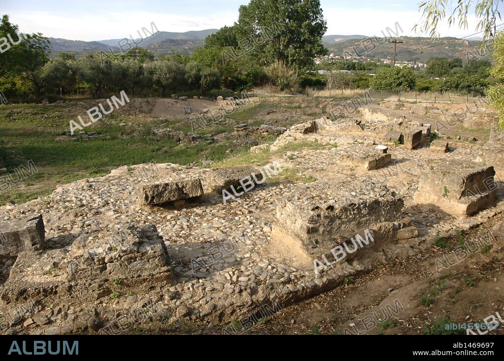 ARTE GRIEGO. GRECIA. ACROPOLIS DE ESPARTA. Detalle de las ruinas del ARTEMISION (SANTUARIO DE ARTEMISA ORTIA), construido entre los siglos VII-VI a. C. y reutilizado en época romana como teatro. ESPARTA. Provincia de Lakonía. Región del Peloponeso.