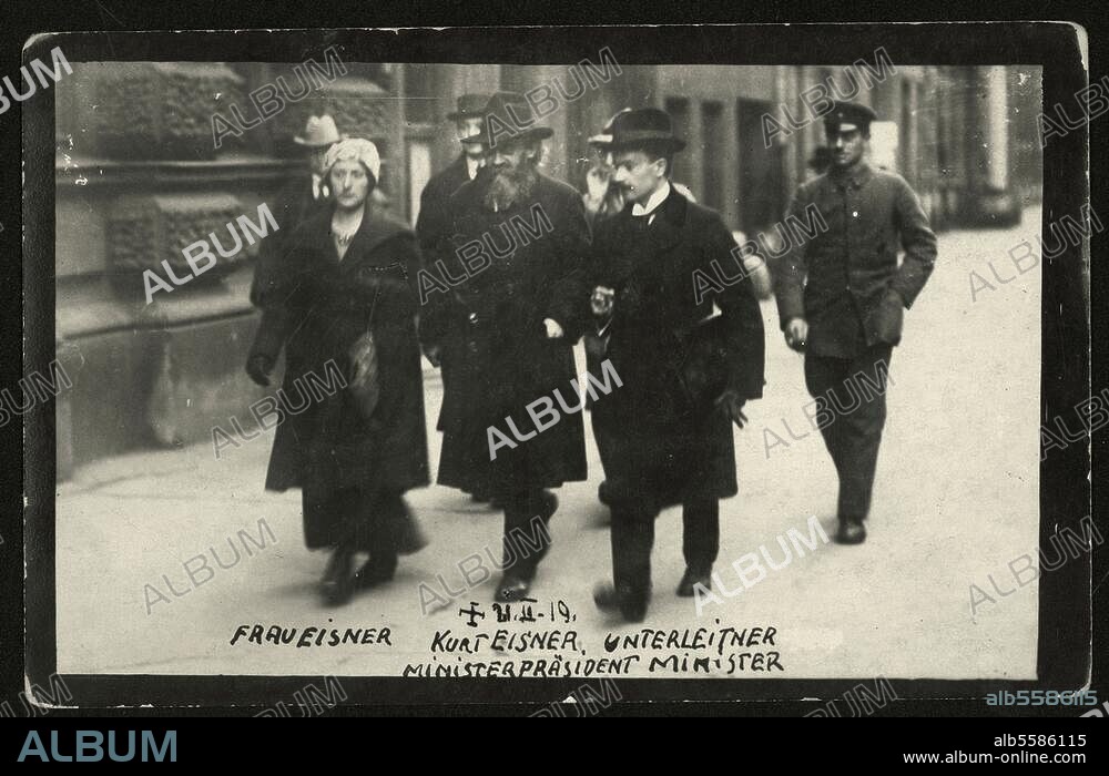Eisner, Kurt Publicist and Politician. 1918/19 Bavarian Minister President. 1867 - (murdered) 1919. Kurt Eisner with his wife and the Bavarian Minister Unterleitner (right) in Munich. Photo, Jan. / Febr. 1919.