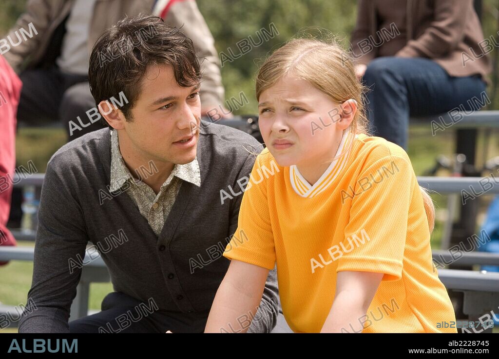 CHLOE GRACE MORETZ and JOSEPH GORDON-LEVITT in [500] DAYS OF SUMMER, 2009, directed by MARC WEBB. Copyright FOX SEARCHLIGHT PICTURES.