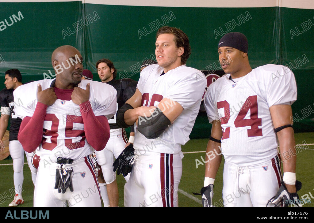 BRIAN WHITE, HAYES MACARTHUR and MORRIS CHESTNUT in THE GAME PLAN, 2007, directed by ANDY FICKMAN. Copyright WALT DISNEY PICTURES/MAYHEM PICTURES/SANDMAN STUDIOS / PHILLIPS, RON.