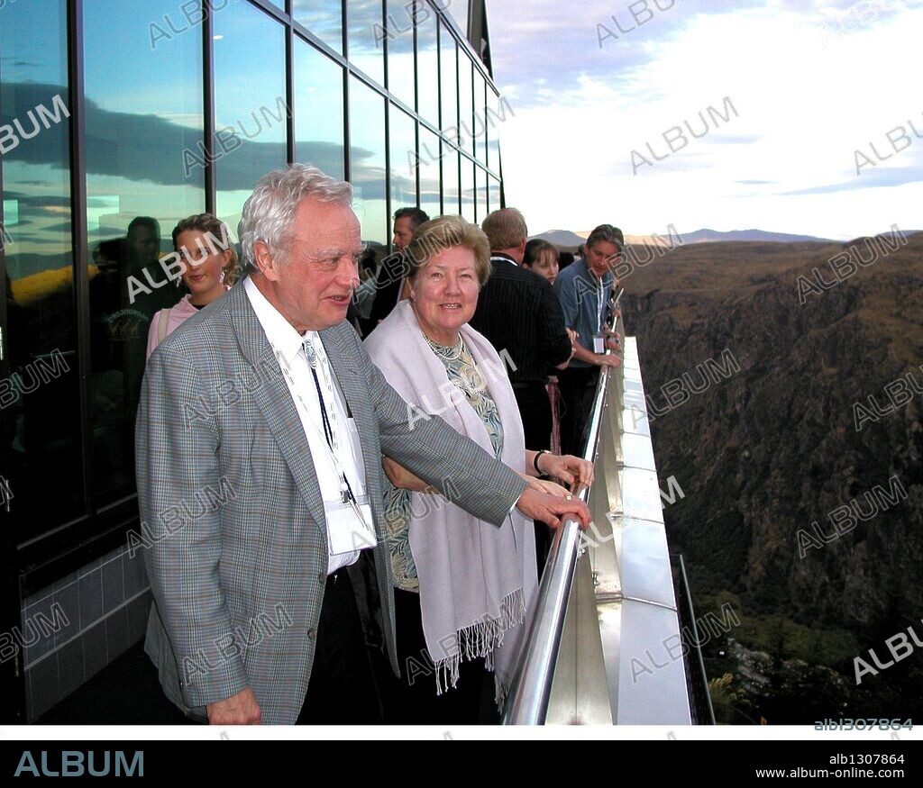 El físico catalan, Manuel Cardona, en Queenstown con su esposa en 2006.