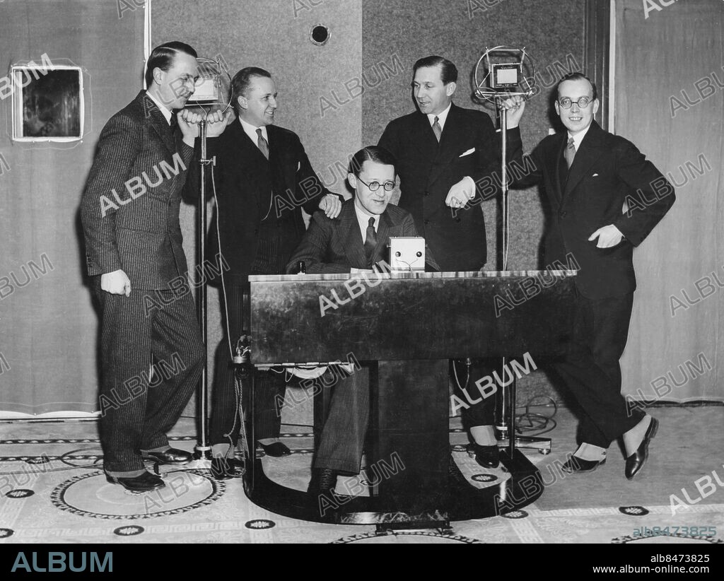 Orig. bildtext...Hallåmännen Fr.v. Carl-Åke Wadsten, Bo Willners, Sven Jerring Walter Holmstedt och Pontus Bohman Not. 1932 6/2 2Stockholm - Motala fem hallåmän och en sockerbit Anm. Studios CD176 Handen i fickan Damasker persons: Bo Willners ;Carl-Åke wadsten ;Pontus Bohman ;Sven Jerring ;Walter Holmstedt sites: SVERIGE.