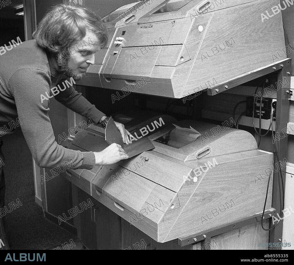 STOCKHOLM 1977-10-10. Journalisten Thomas Hammarberg, tidigare ordförande för svenska Amnesty International, . tar emot gratulationstelegram via printern efter att Amnesty International tilldelas Nobels Fredspris 1977 . Foto: Jan Collsiöö / TT Historical / Kod 1902.