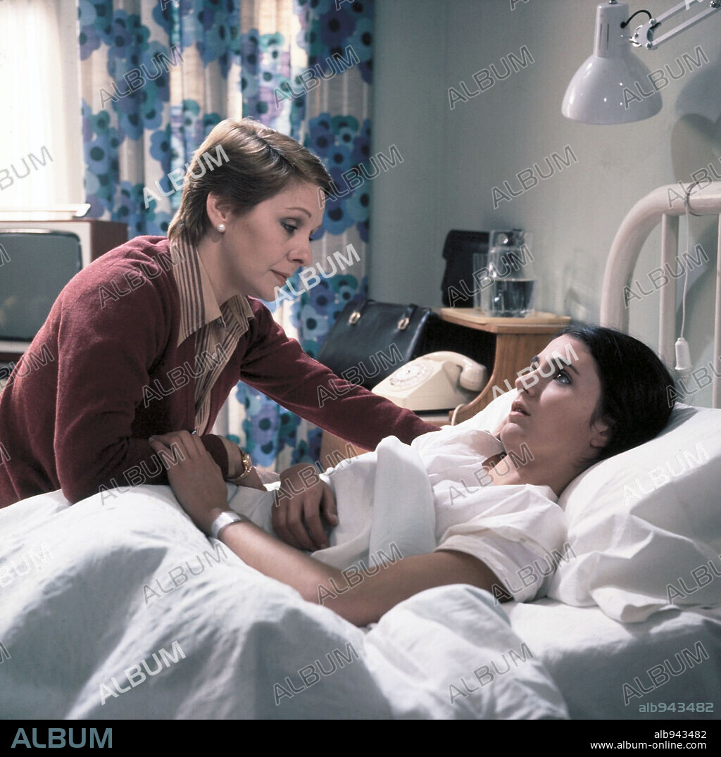 CONSUELO FERRARA y LOLA HERRERA en ABORTAR EN LONDRES, 1977.