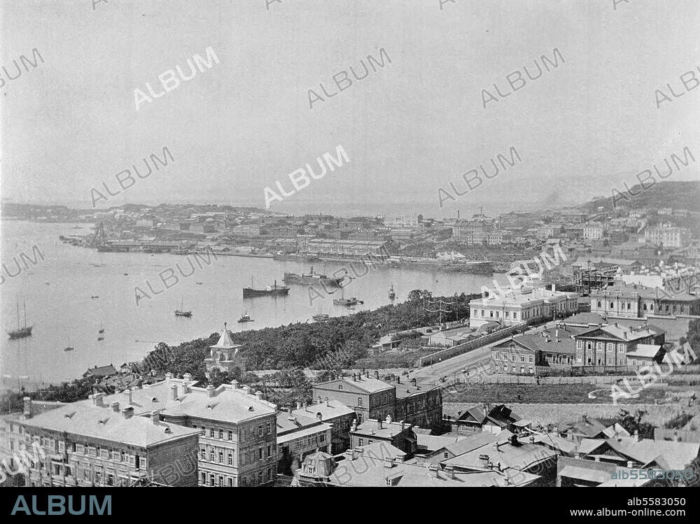 Wladiwostok (Russisch-Sibirien), Hafen. Blick über die Stadt auf den Hafen. Photographie, um 1905.