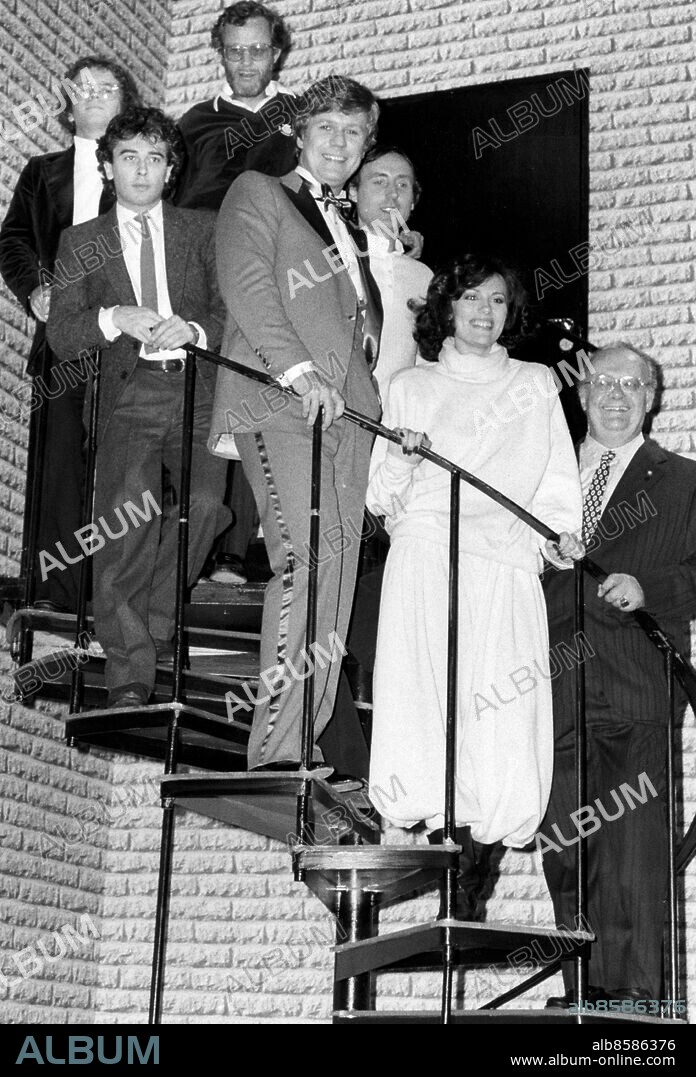 ARKIV STOCKHOLM 1981-12-01. Operasångaren Håkan Hagegård i mitten presenterar sina gäster i sitt TV-program Hagegård show på Cirkus i Stockholm 1:a december 1981. Fr. v: Göran Söllscher, Staffan Scheja, Anders Öhrwall, Håkan Hagegård, Björn Hallman, Valerie Lemon och Tito Gobbi. Foto: Leif R Jansson / TT / Kod: 50020.