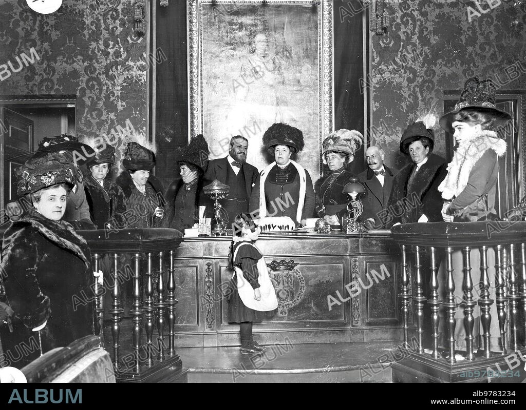 Marzo 1911. Reparto de Premios en el ayuntamiento la marquesa de Villamagna y las Señoras y Señoritas del comité de higiene Popular, Acompañadas del Alcalde, Sr. Francos Rodríguez, durante la distribución de Premios Verificada en la casa Consistorial.