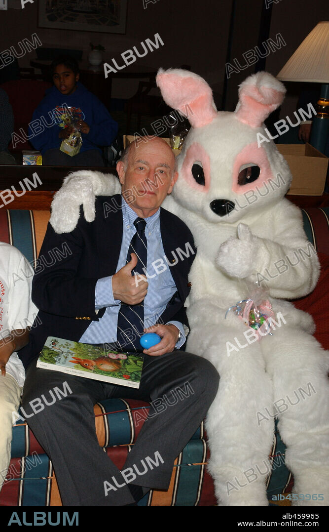 Apr 08, 2004; New York, NY, USA; Actor PETER BOYLE visits visits kids at the Ronald McDonald House of New York for a pre-Easter celebration. Mandatory Credit: Photo by Dan Herrick-KPA / ZUMA Press. (©) Copyright 2004 by Dan Herrick-KPA. 08/04/2004