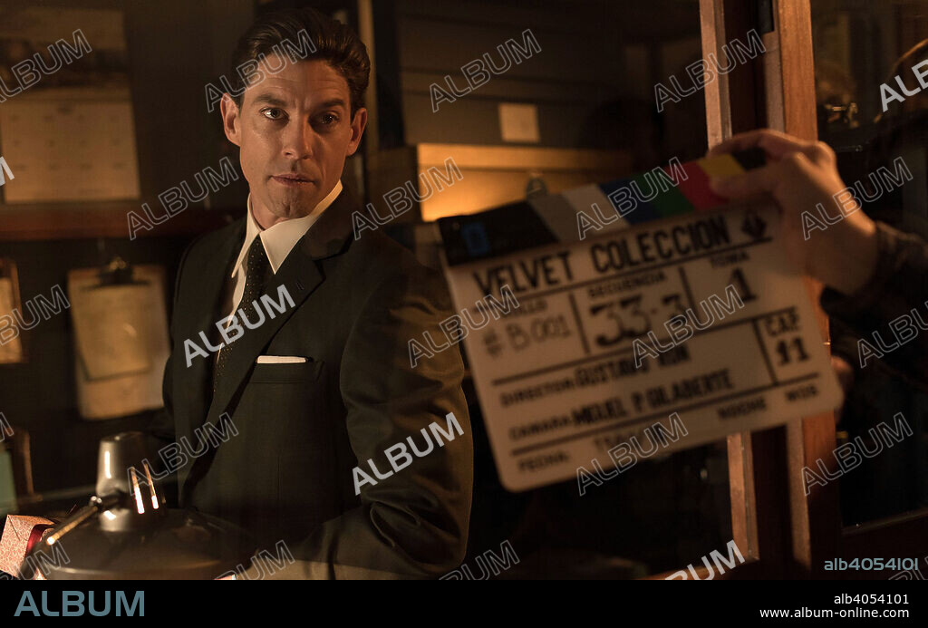 ADRIAN LASTRA en VELVET COLLECTION, 2017, dirigida por GEMA R. NEIRA y RAMON CAMPOS. Copyright BAMBU PRODUCCIONES/MOVISTAR +. Temporada 2.