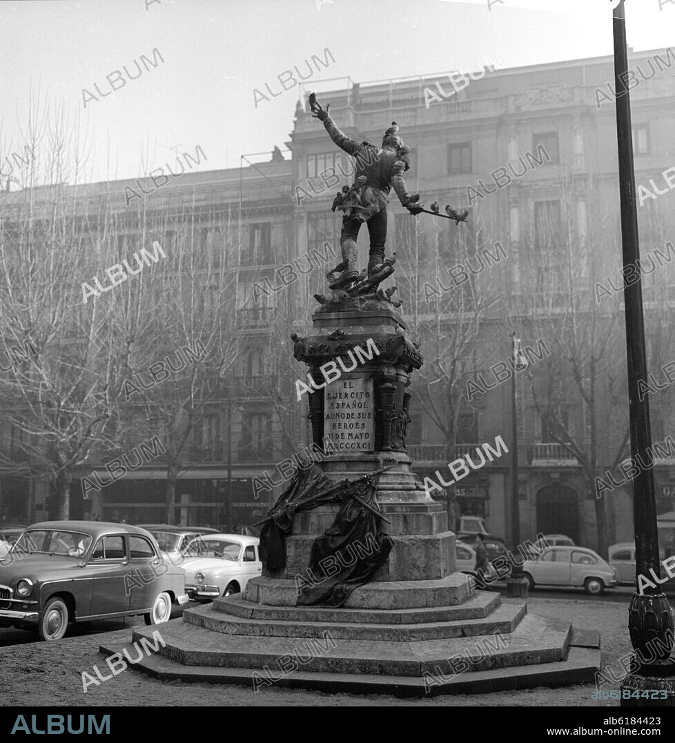 MARIANO BENLLIURE Y GIL. MONUMENTO AL TENIENTE RUIZ EN LA PLAZA DEL REY - 1891 - FOTOGRAFIA EN BLANCO Y NEGRO - AÑOS 60.