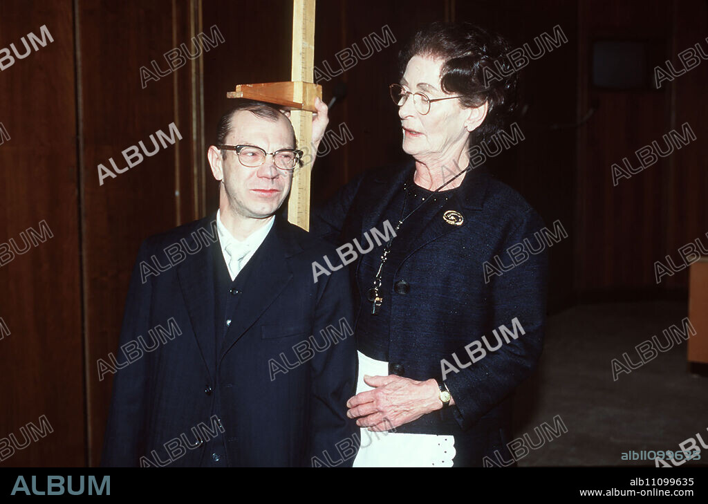 Recording of a performance at the Deutsches Schauspielhaus in Hamburg. Six executives (including SIGGI SCHWIENTEK) and a homeless ally train for everyday political life under the guidance of Ms. "Stunde Null" (EVA BRUMBY, right). aka. A memorial training for executives / Headline: THE HOUR ZERO OR THE ART OF SERVING.