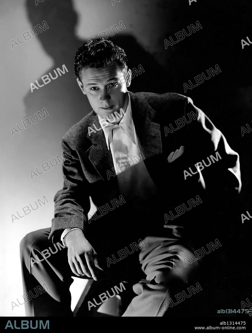 WILLIAM HOLDEN in INVISIBLE STRIPES, 1939, directed by LLOYD BACON. Copyright WARNER BROTHERS.