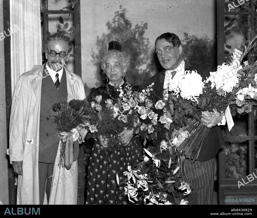 ARKIV 1940. Harriet Bosse och Anders de Wahl (th) och okänd kollega efter en premiär på Dramaten. Harriet Bosse som var stor stjärna i början på seklet avslutade sin karriär 1943. Anders de Wahl (1869-1956) är kanske mest hågkommen för sin uppläsning av Tennysons "Nyårsklockan" i radion under många nyårsaftnar. Bosse möjligen för sina äktenskap med August Strindberg och Edvin Adolphson. Båda var dock stora scenpersonligheter och mycket hyllade av såväl publik som kritiiker.. Harriet Bosse and Anders de Wahl to the right, swedish film and theatre actors.. Foto: TT Historical/1900. Scanpix Sweden.