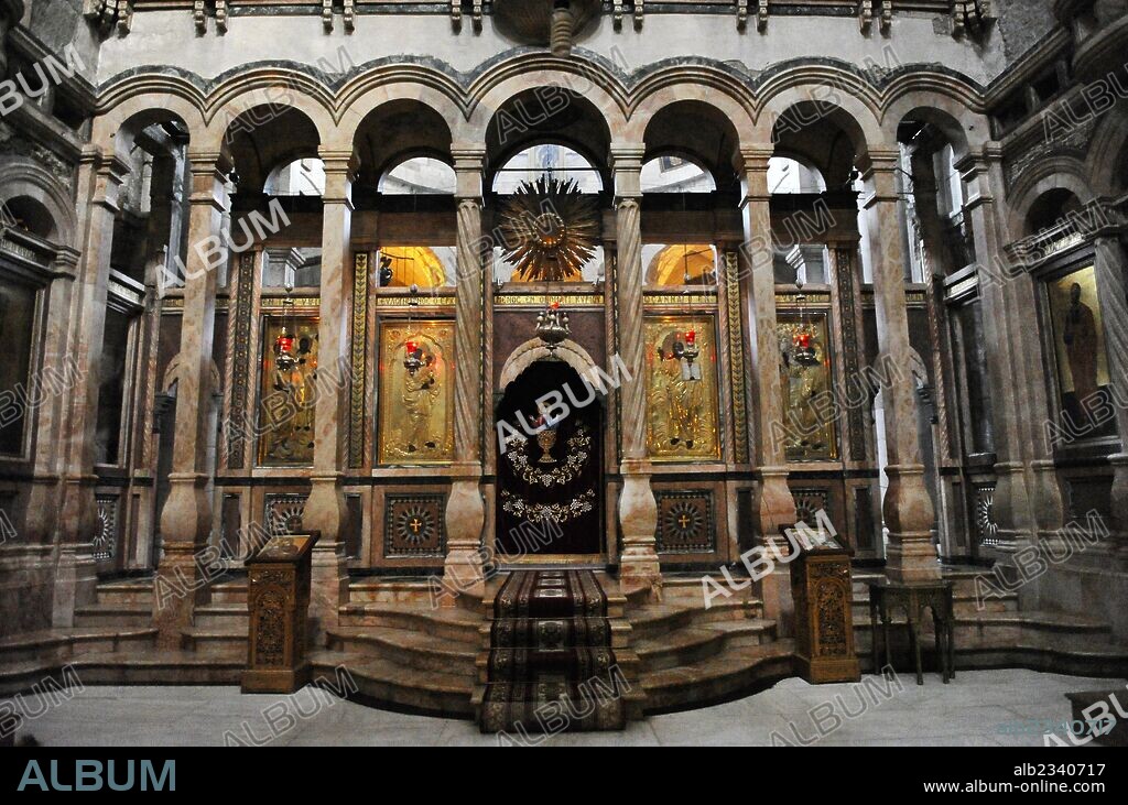 Israel, Jerusalem. Church of the Holy Sepulchre. The Katholikon Chapel. Interior view. Architectural detail.