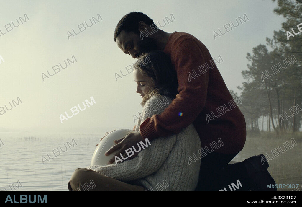 CHIWETEL EJIOFOR and EMILIA CLARKE in THE POD GENERATION, 2023, directed by SOPHIE BARTHES. Copyright Quad / Scope Pictures.