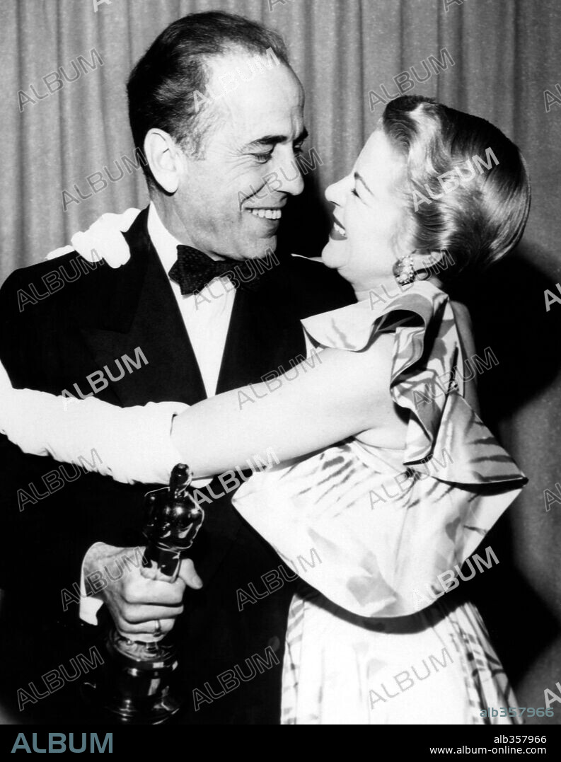 CLAIRE TREVOR y HUMPHREY BOGART. 24ª Edición de los Premios Oscar (1952).  Humphrey Bogart premiado como mejor actor por "La reina de Africa". Le acompaña la actriz Claire Trevor. 1952