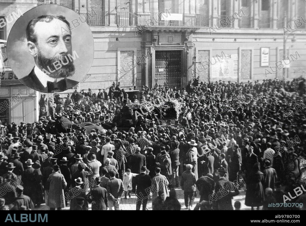 January 15, 1922. Seville. Death of a former Minister. The burial of Don Pedro Rodriguez de la Borbolla, upon entering Calle de las Sierpes.