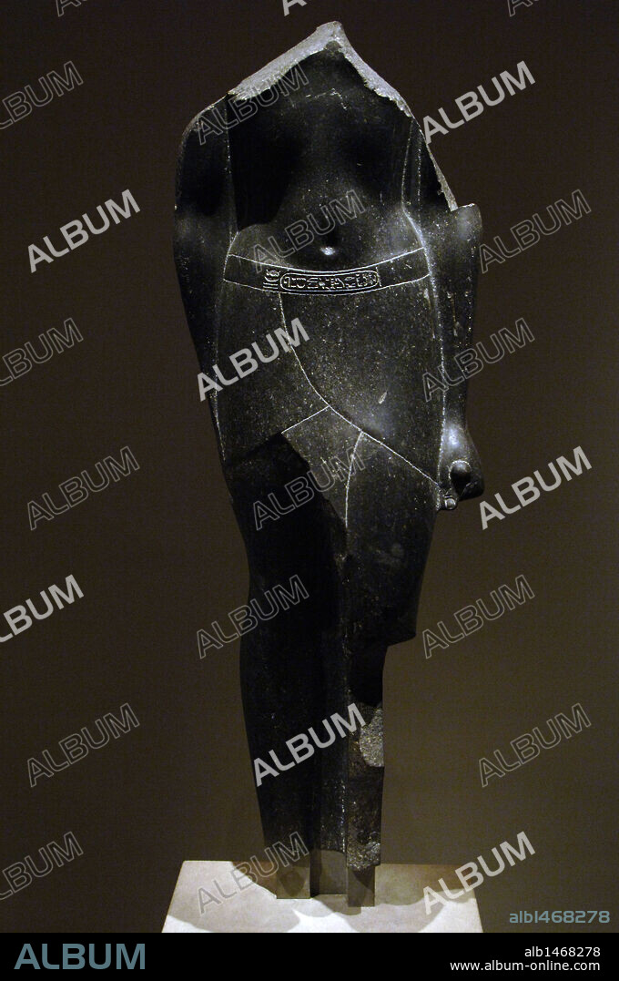 ARTE EGIPCIO. EGIPTO. TORSO DE REY PTOLEMAICO (años 80-30 a. C.). Basalto negro. Luce cartuchos de los nombres de un rey de la dinastía ptolemaica, probablemente Ptolomeo XII o Ptolomeo XV (Cesarión, hijo de Cleopatra VII y Julio César). S. I aC. Museo Metropolitano de Arte. Nueva York. Estados Unidos.
