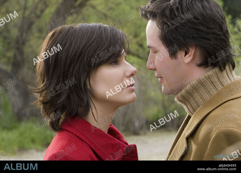 KEANU REEVES et SANDRA BULLOCK dans THE LAKE HOUSE, 2006, réalisé par ALEJANDRO AGRESTI. Copyright WARNER BROS. PICTURES / SOREL, PETER.