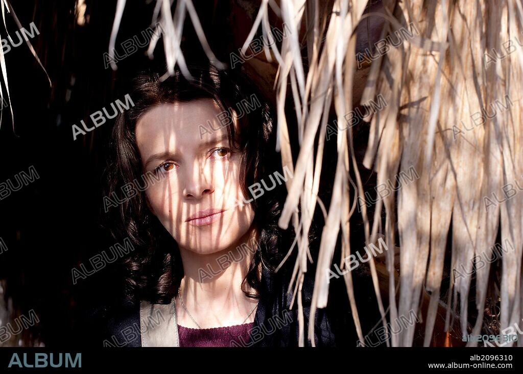 JULIETTE BINOCHE in AN OPEN HEART, 2012 (A COEUR OUVERT), directed by MARION LAINE. Copyright MK2 PRODUCTIONS.