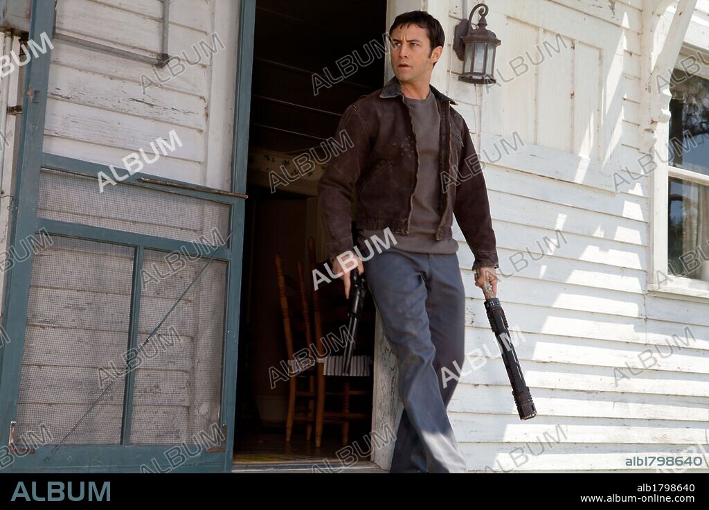JOSEPH GORDON-LEVITT in LOOPER, 2012, directed by RIAN JOHNSON. Copyright DMG ENTERTAINMENT.