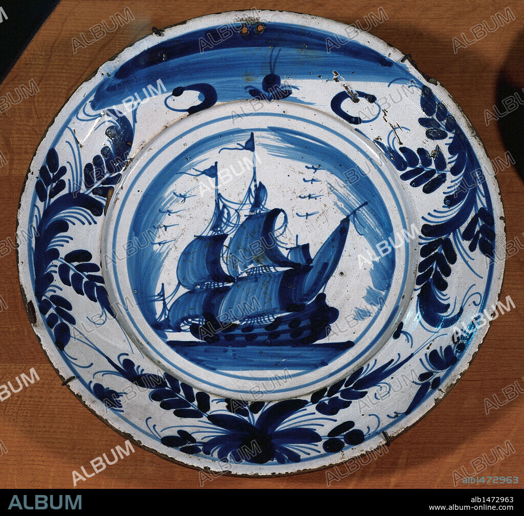ARTE SIGLO XVIII. ESPAÑA. "PLATO AZUL". La decoración está ordenada en orla y el motivo central es muy variado, "transición", con una embarcación a velas. Museo de Cerámica. Barcelona. Cataluña.