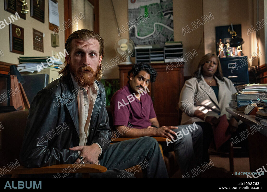 AUSTIN AMELIO y Retta en HIT MAN. ASESINO POR CASUALIDAD, 2023 (HIT MAN), dirigida por RICHARD LINKLATER. Copyright AGC Studios/Barnstorm Productions/Detour Pictures/Cinetic Media/Aggregate Films.